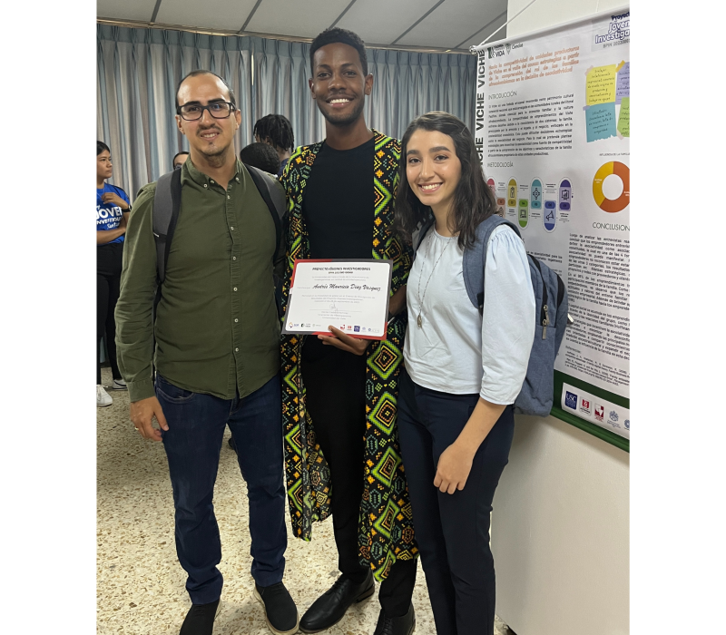 El joven investigador Andrés Mauricio Diaz Vásquez participó en la presentación de póster en el evento de divulgación de los resultados del programa Jóvenes Investigadores SGR 2023 de Minciencias.