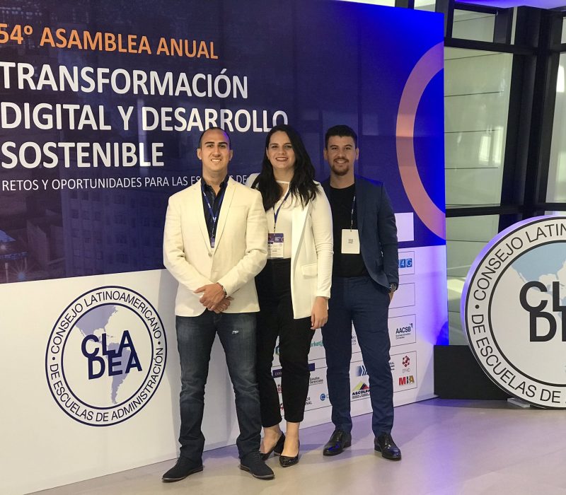 De izquierda a derecha, en primer lugar el profesor Juan David Peláez León, seguido de la profesora Laura Salas y el profesor Cristian Bedoya.