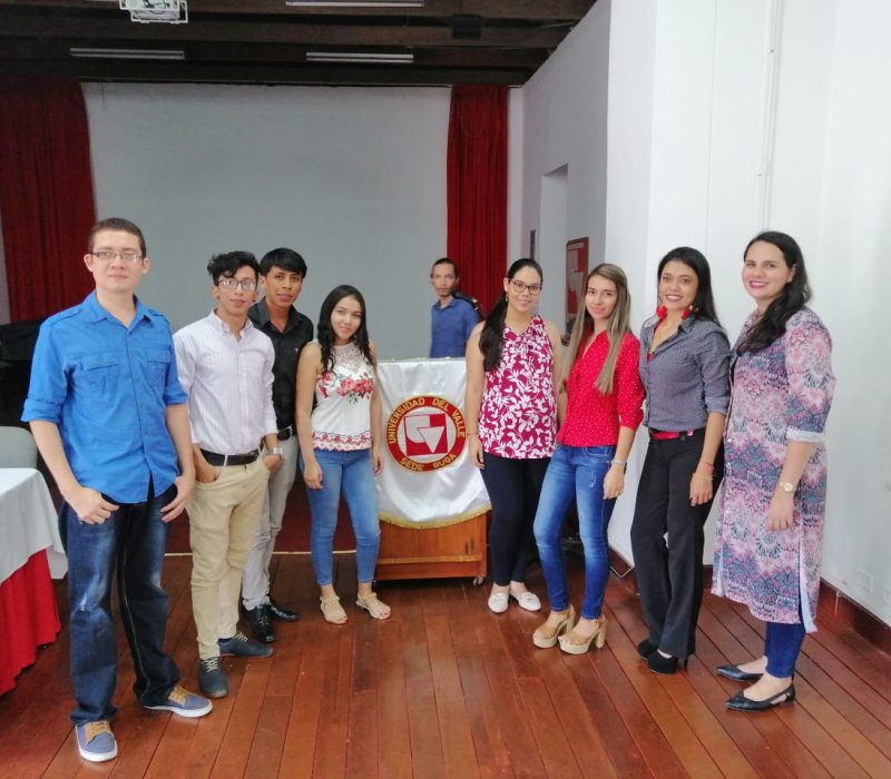 La profesora Laura Salas, en compañía de los semilleros de investigación del Proyecto Prácticas Empre-
sariales y Cultura de Paz en Colombia desde la Gestión Humana CI 8141