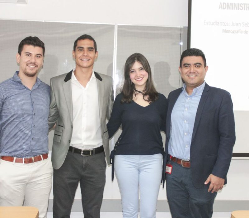 De izquierda a derecha: Cristian Bedoya, Sebastián Cardoso, María Camila y el profesor Andrés Azuero, en la sustentación de Sebastián y María Camila.