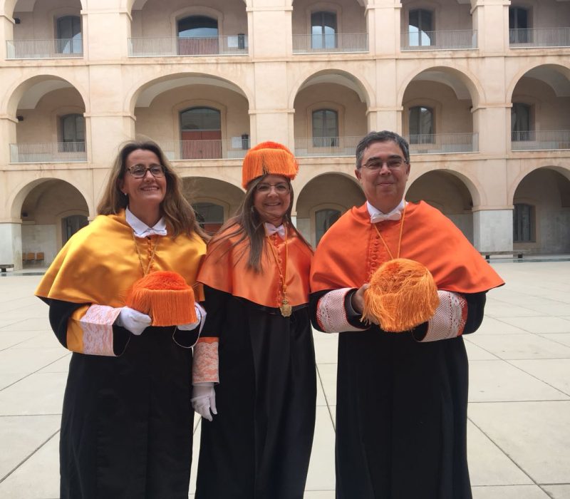 Profesora Monica Garcia en ceremonia del Doctorado.