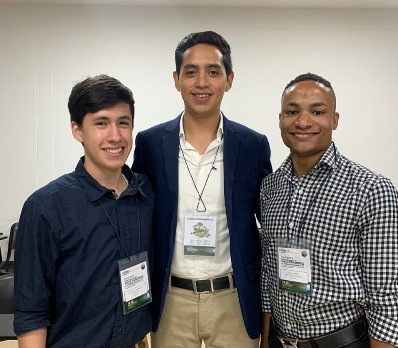 En la izquierda, el semillero de investigación Mauricio Garibello García durante el Encuentro Internacional de Investigadores 2019